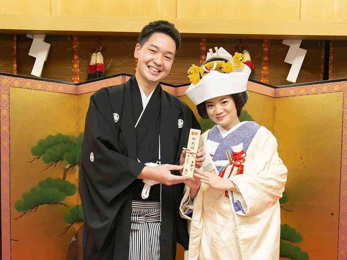 幸福を結ぶ伝統的な縁結びの儀式がある