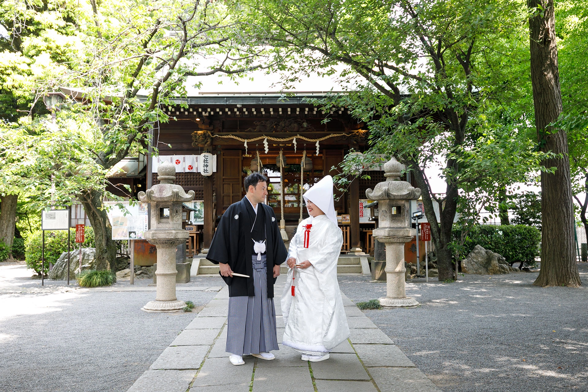 自然の息吹を感じる荘厳な神社空間