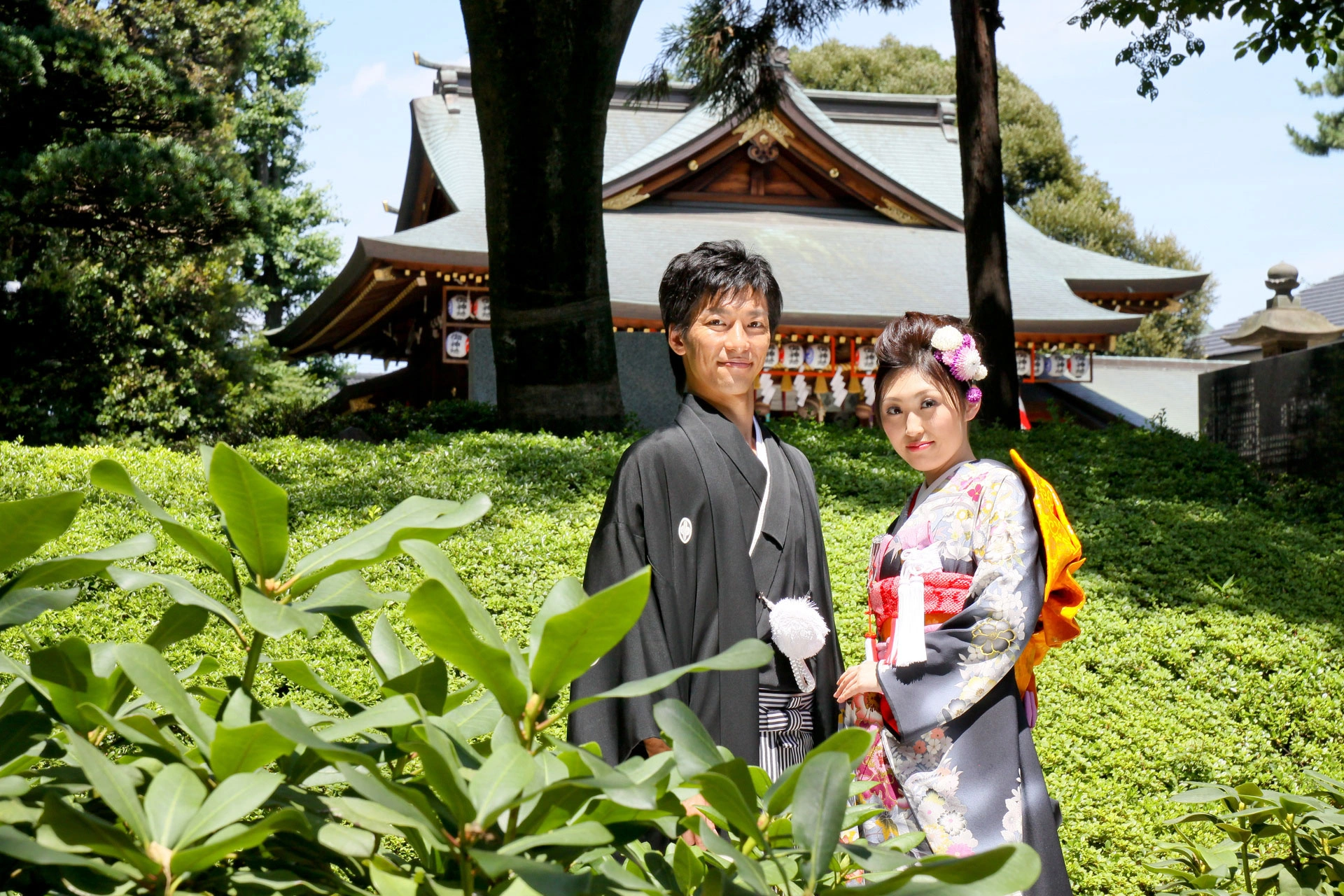 情緒豊かな能舞台と境内での写真撮影