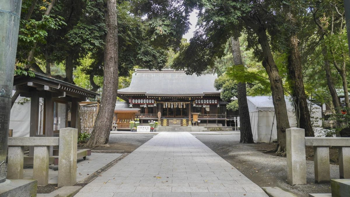 穏やかな池のほとりでの和やかな挙式