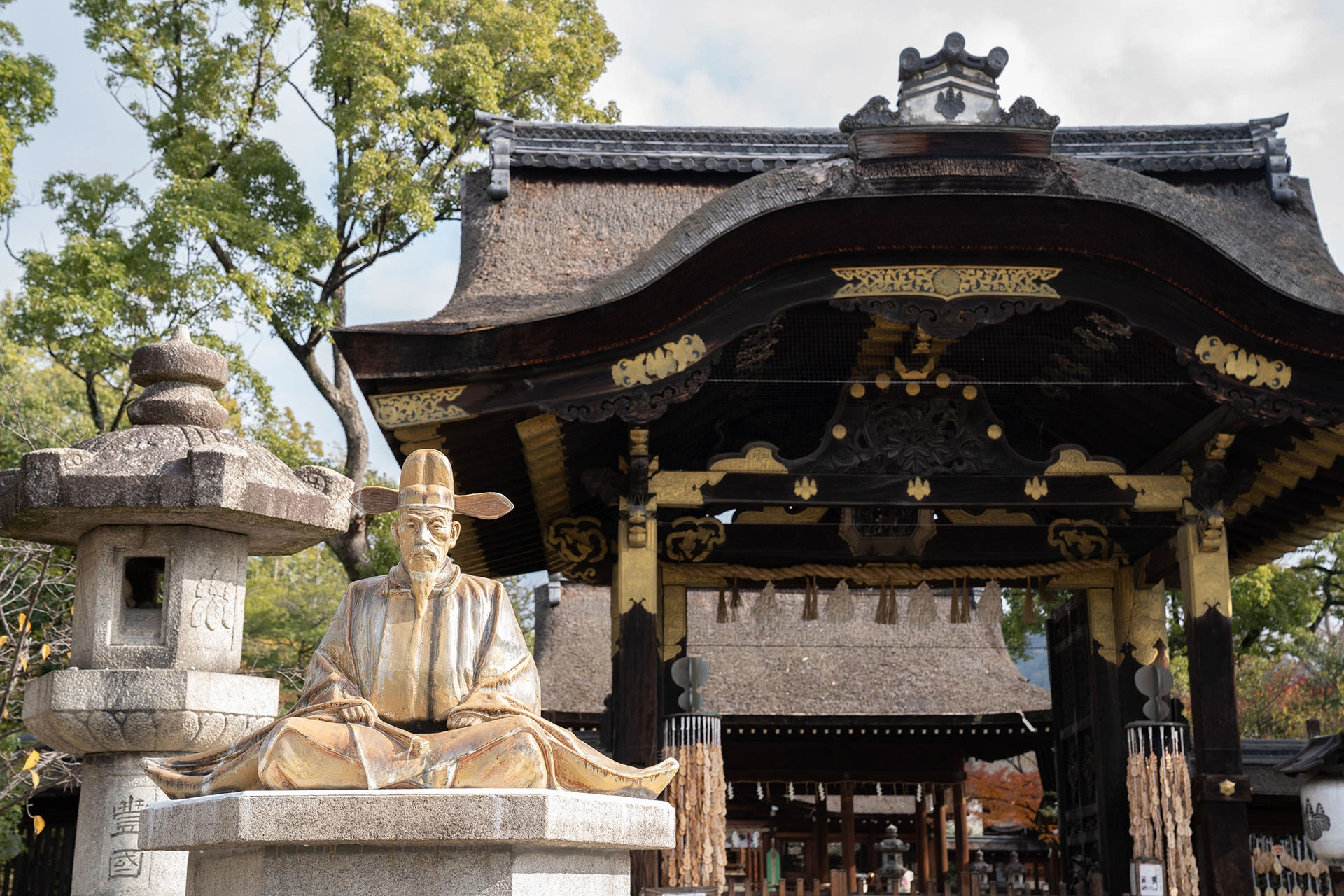 歴史が息づく風格ある唐門のある神社