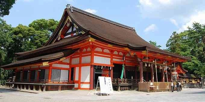 重要文化財の楼門が映える神社挙式