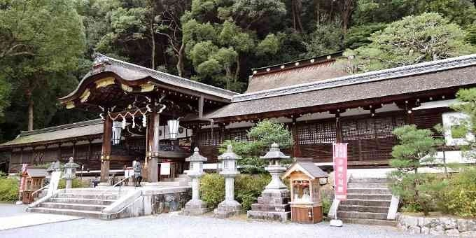 緑に包まれた最古の神社での伝統挙式