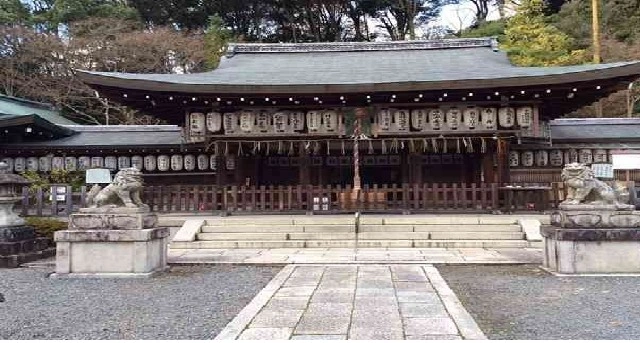 樹齢四百年の神木に見守られる挙式