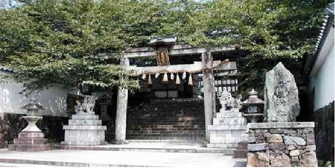自然に囲まれた静寂な境内での挙式