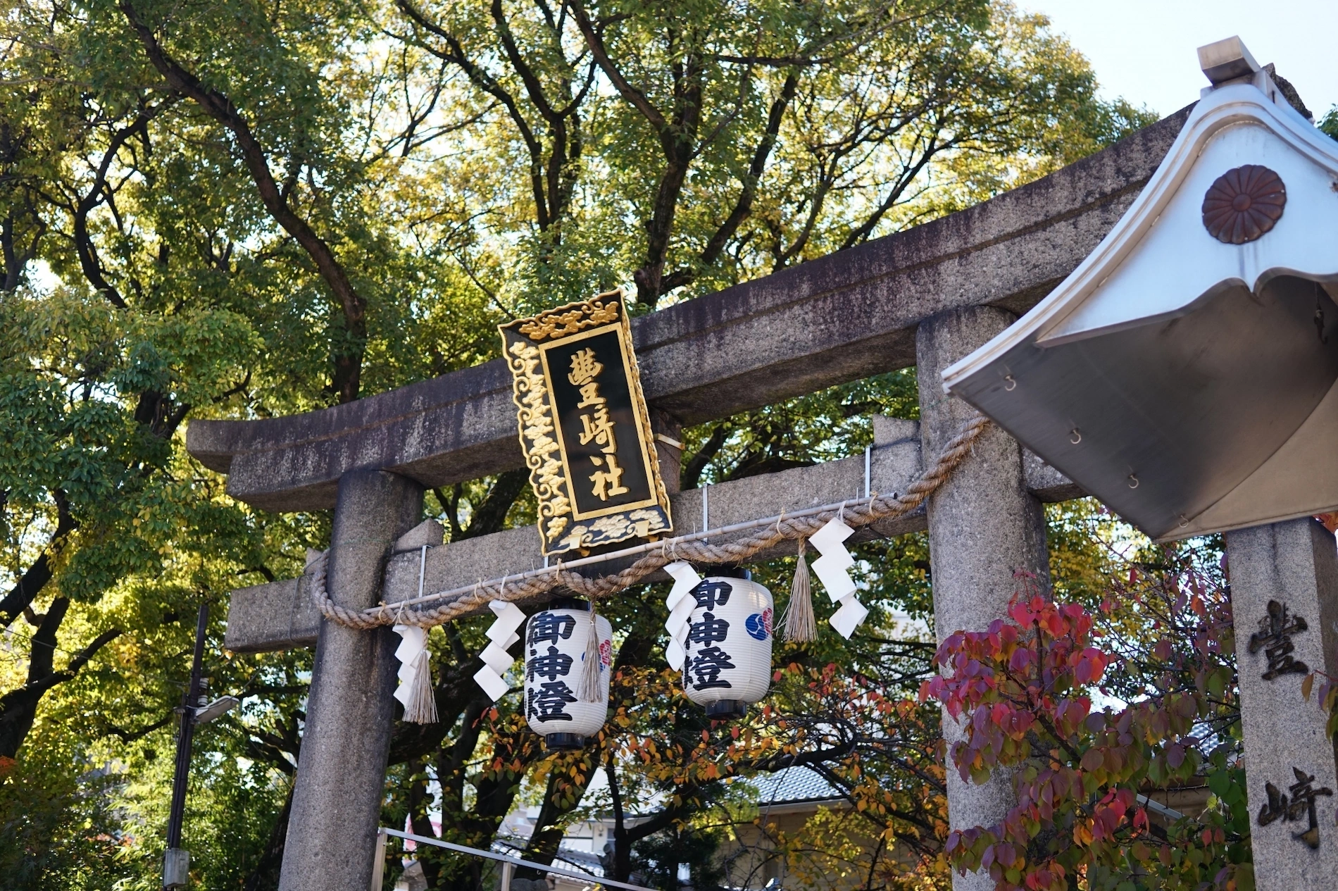 地域の守護神として親しまれる広い境内