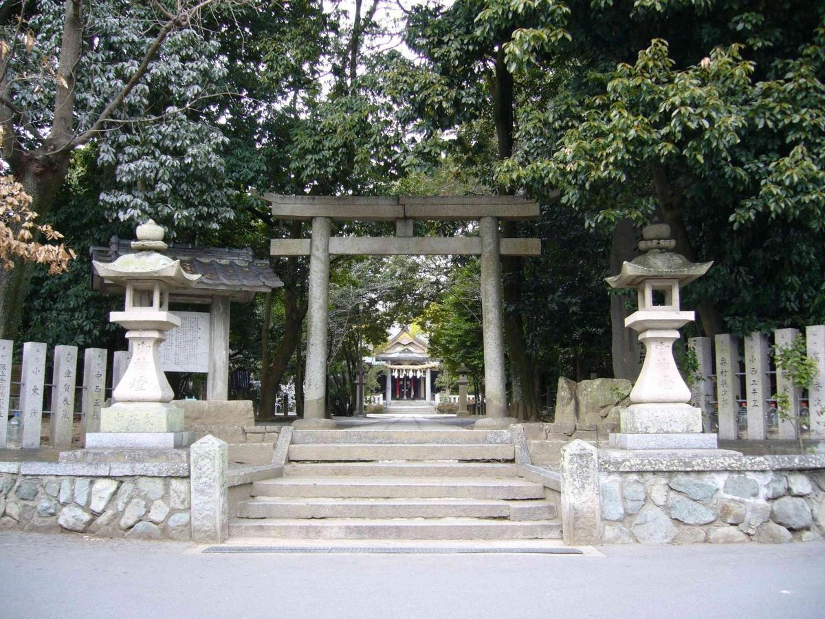 緑に囲まれた静寂な住宅街の神社