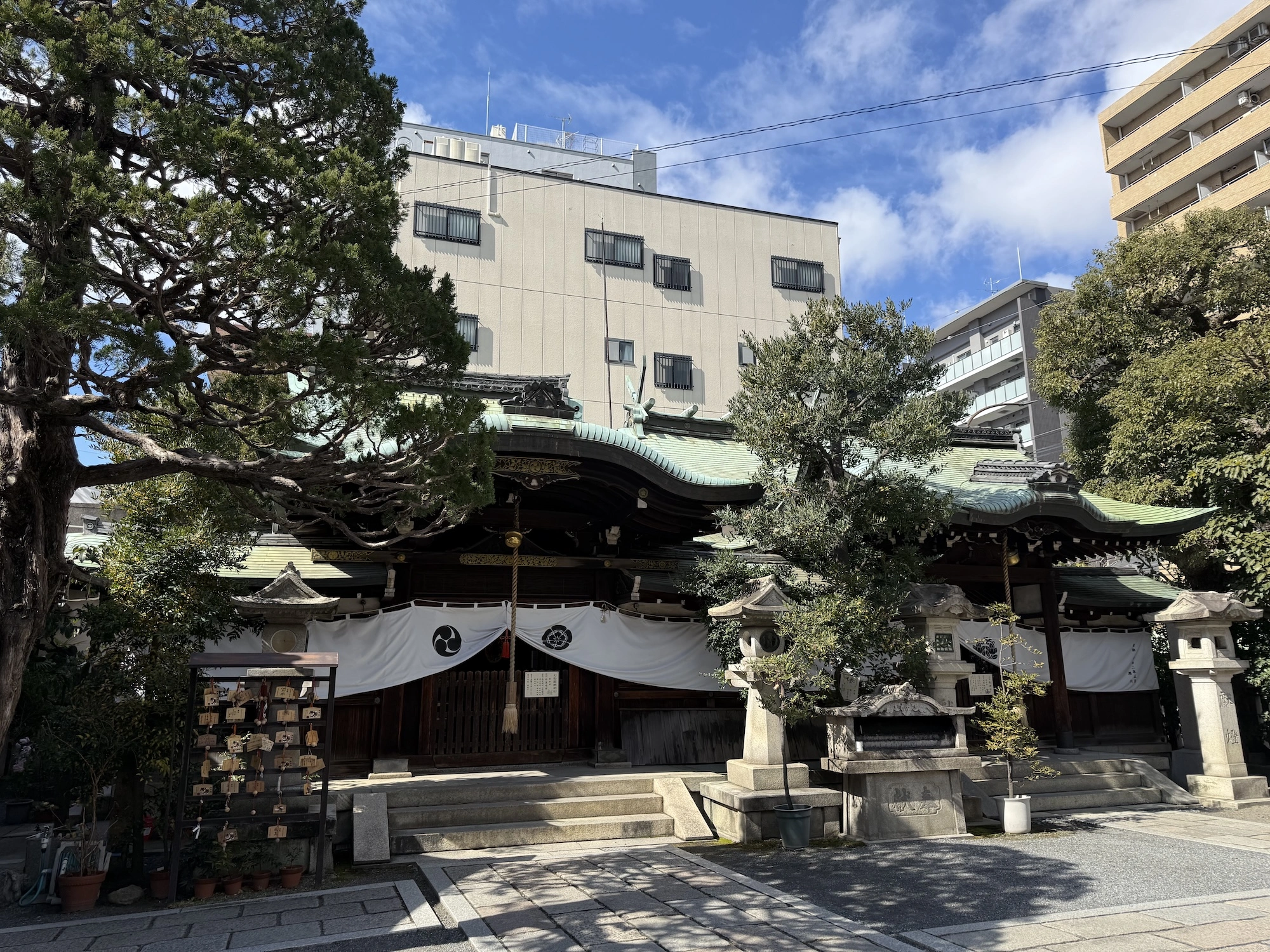 阪急大宮からアクセス至便の神社