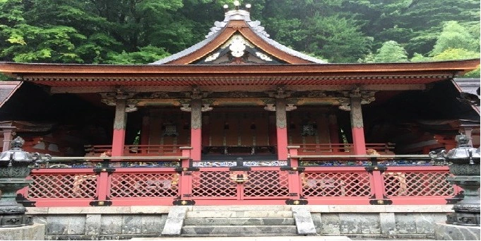 縁結びの石座と恋の道が導く神前式