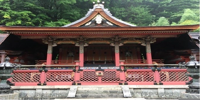 縁結びの石座と恋の道が導く神前式