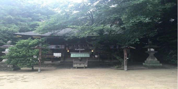 四季の花々が彩る自然豊かな神社