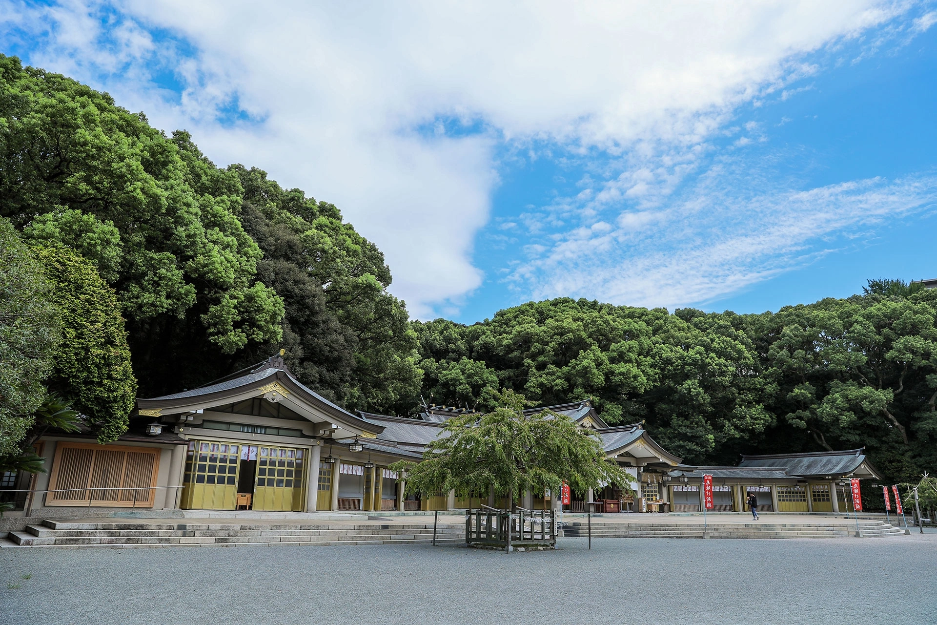 豊かな森に囲まれた荘厳な神前式空間