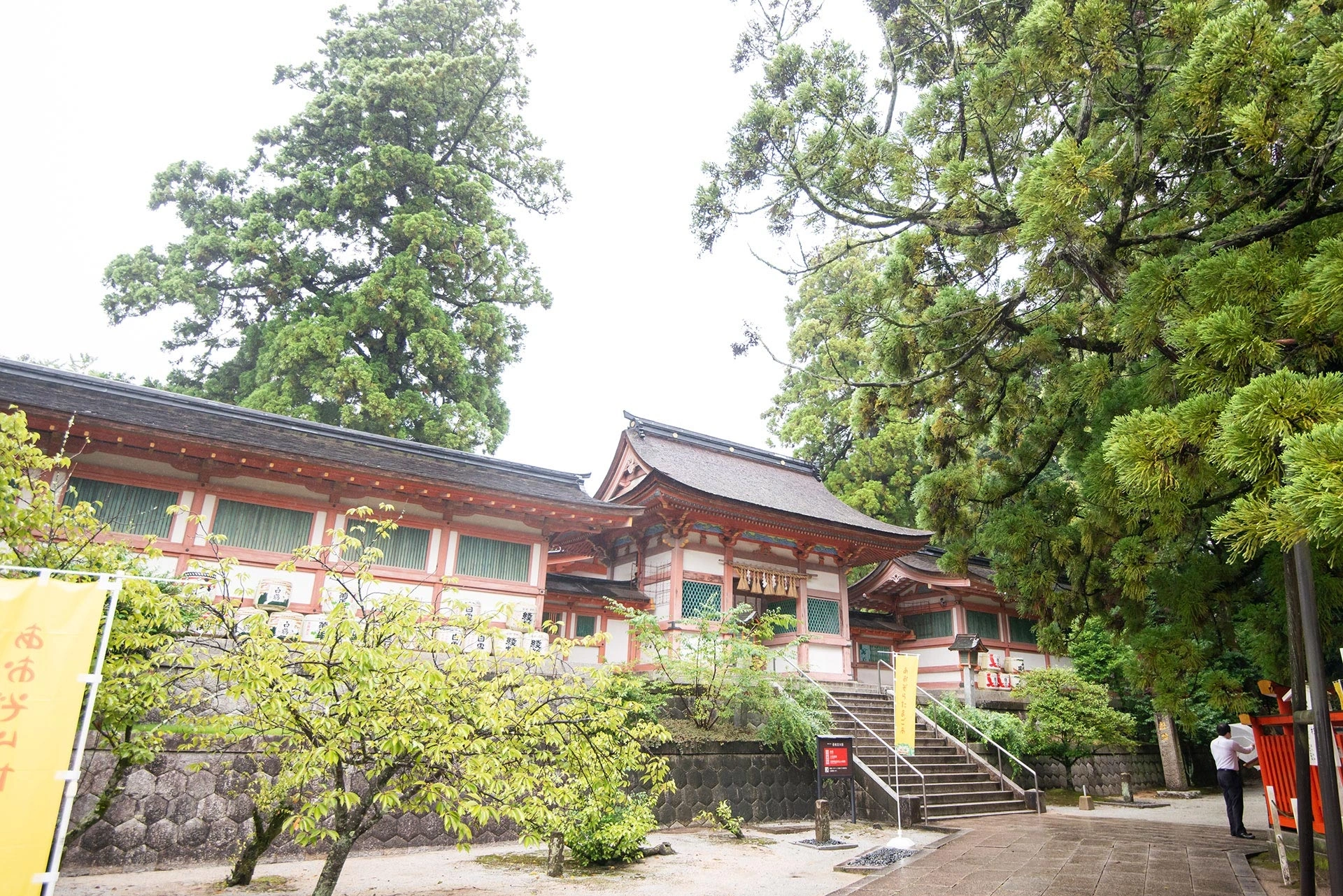 自然に包まれた朱塗りの荘厳な社