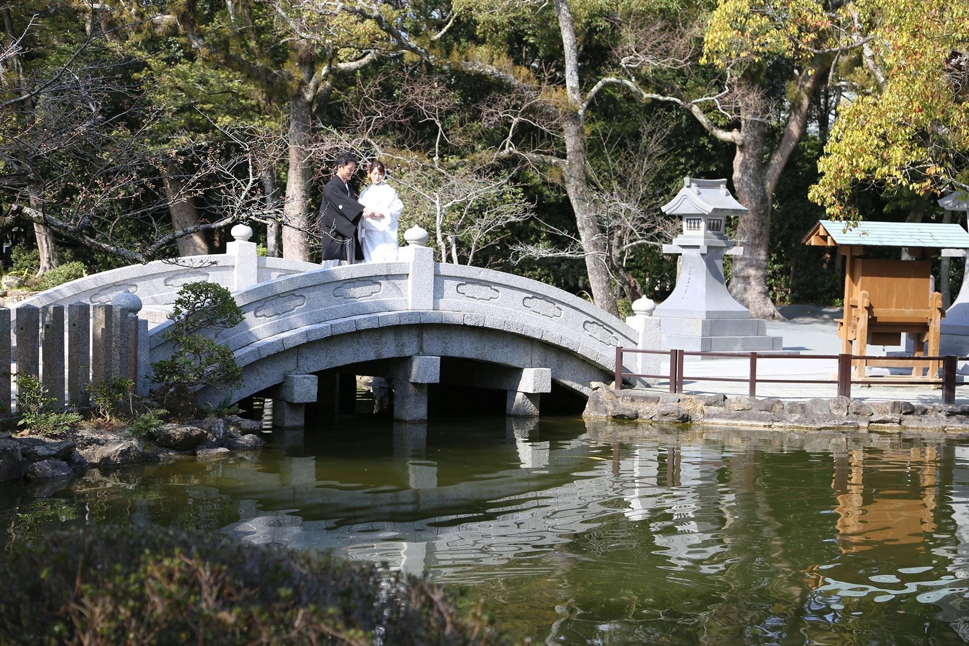 風情ある太鼓橋と池が彩る神前挙式