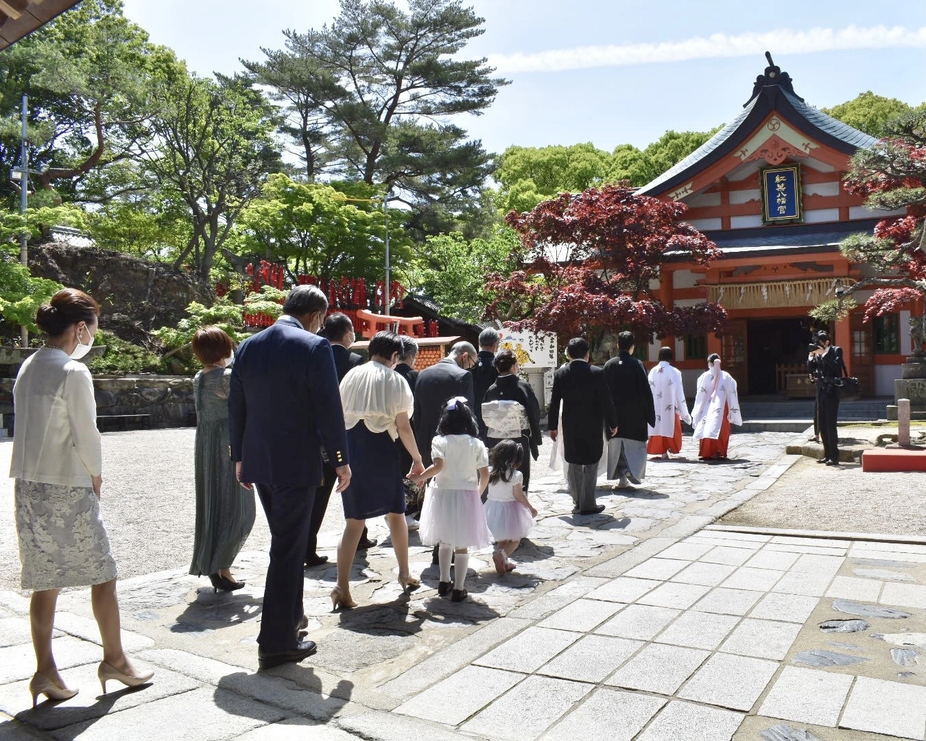 紅葉の参道を行く厳かな神前参進