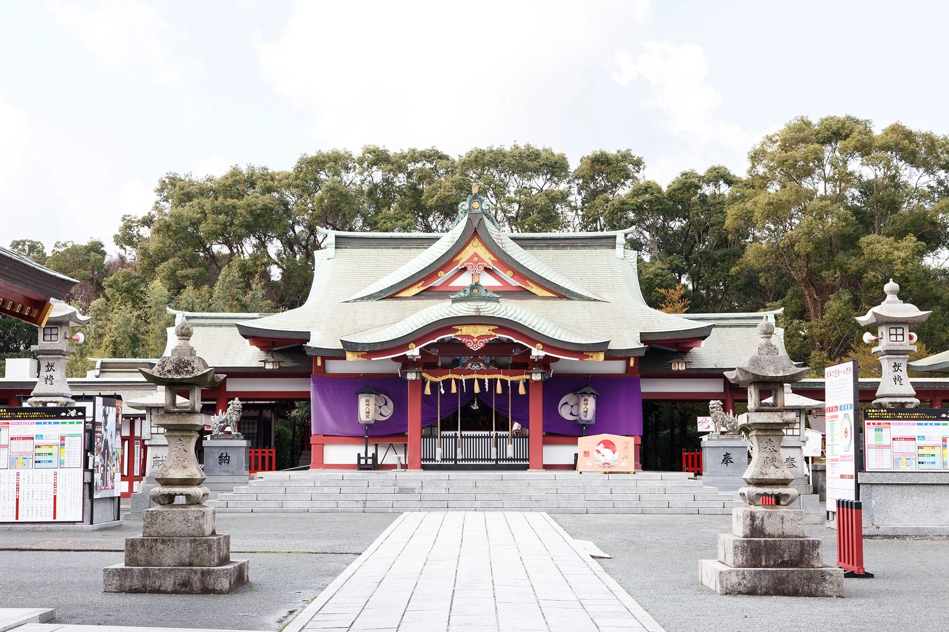 緑と朱のコントラストが映える神社