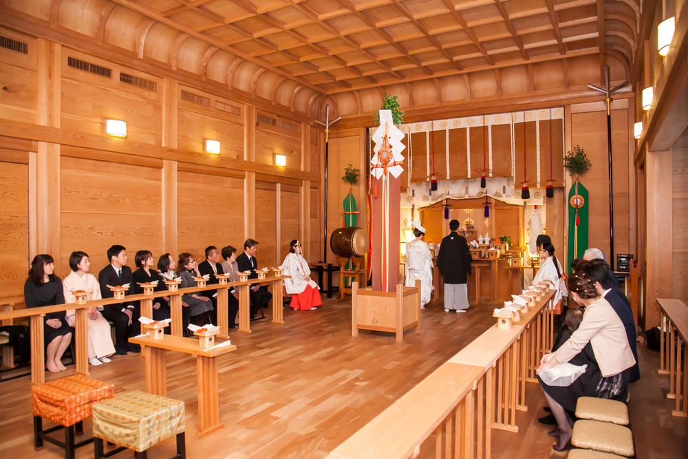木のぬくもり溢れる快適な儀式殿