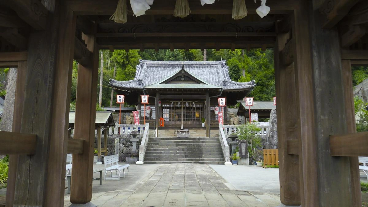 石段を登りつめた森の中の朱の社