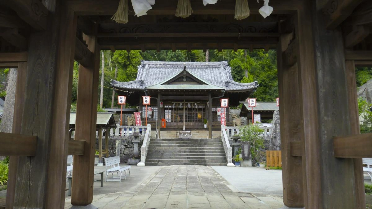 石段を登りつめた森の中の朱の社