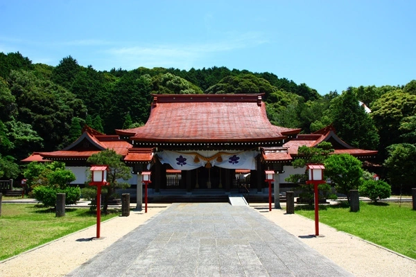 千本の桜並木が彩る春の神前式