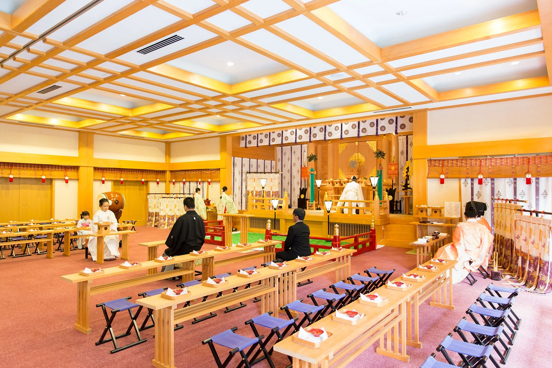 明るく広々とした現代的な神楽殿挙式