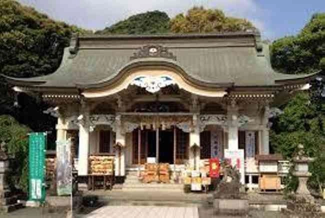 温泉街に位置する観光名所の神社