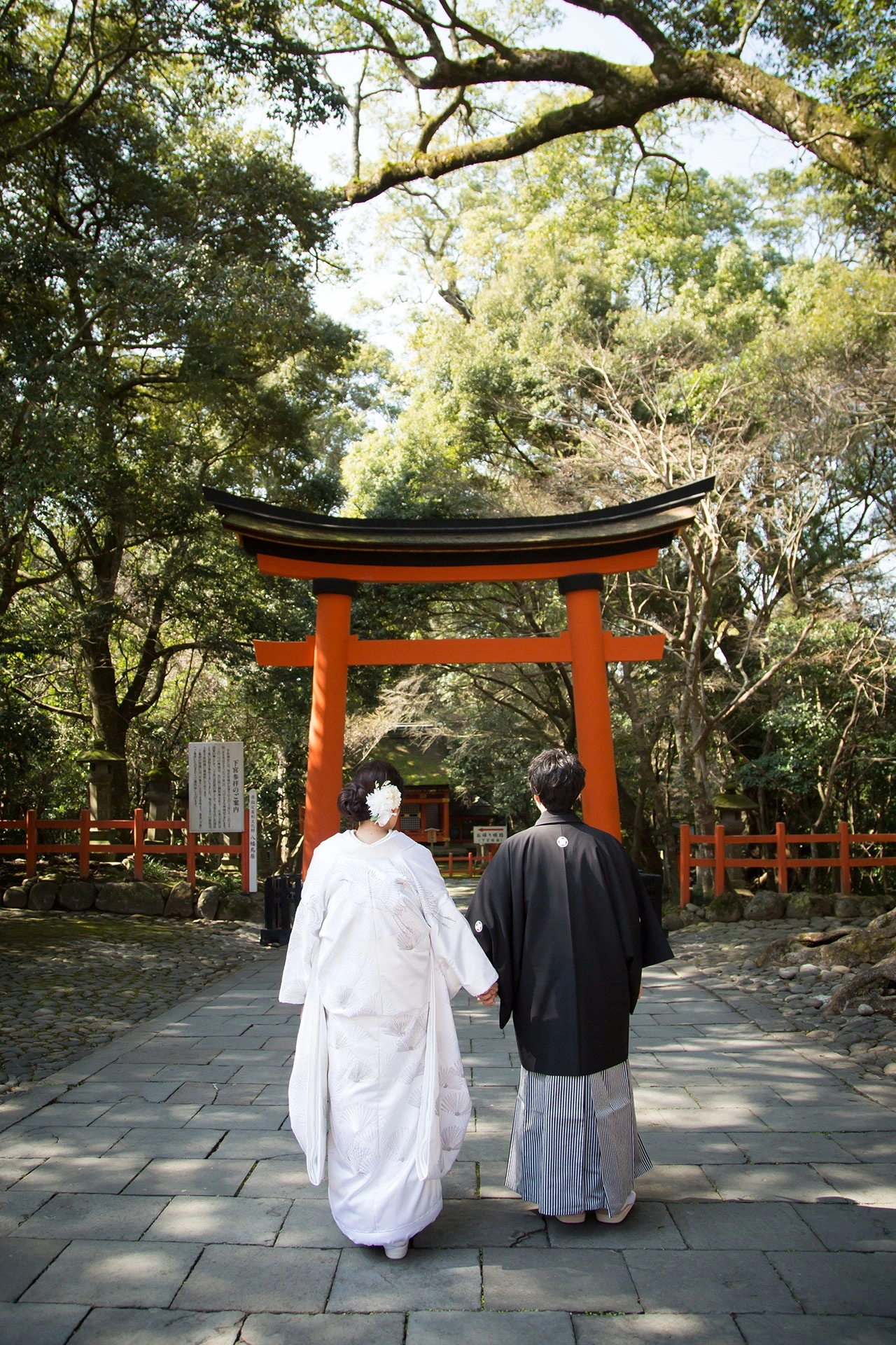 石畳と自然が織りなす荘厳な参進の道
