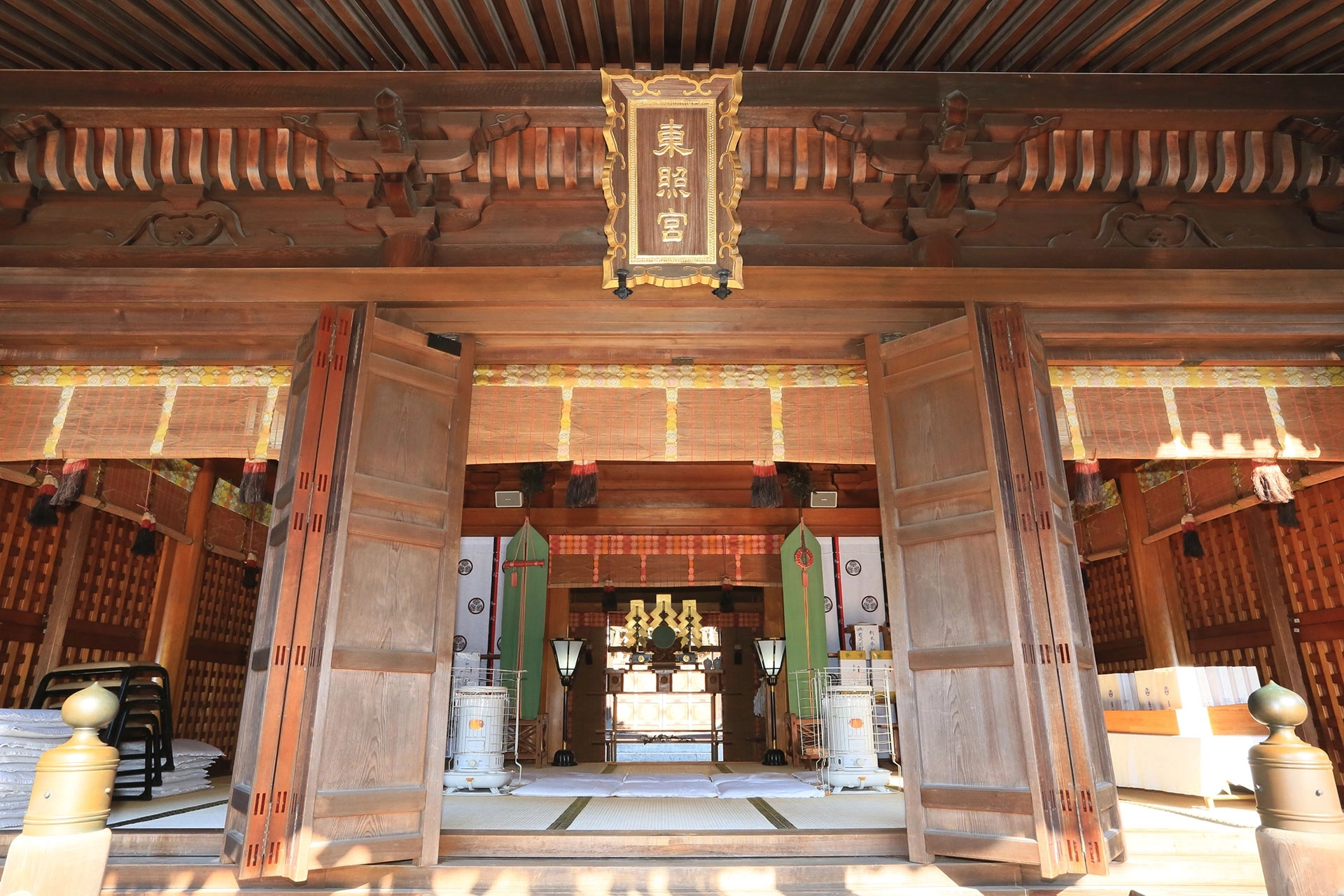 天女と龍が彫られた荘厳な本殿空間
