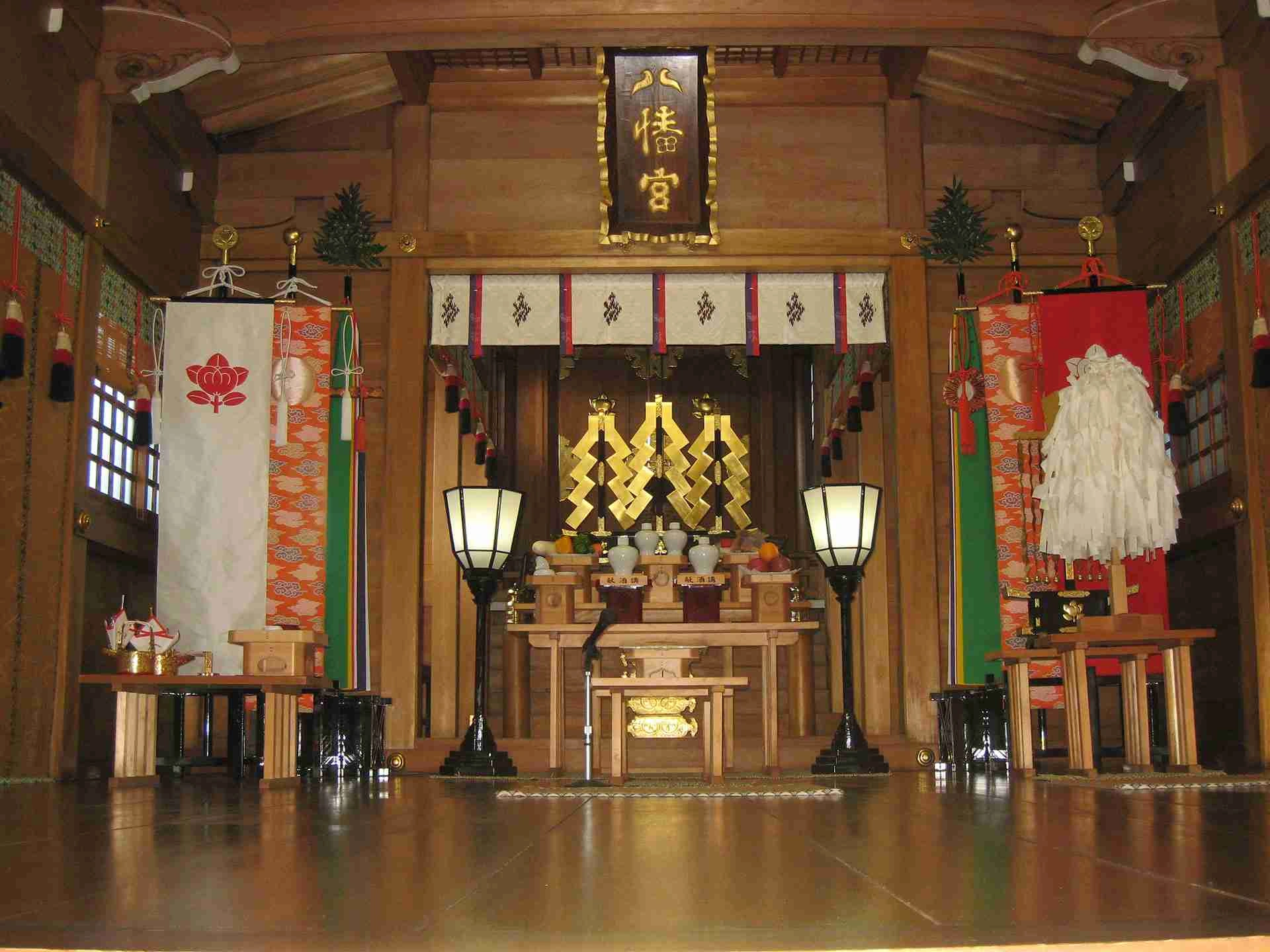 多くの参列者と祝う格式の神社