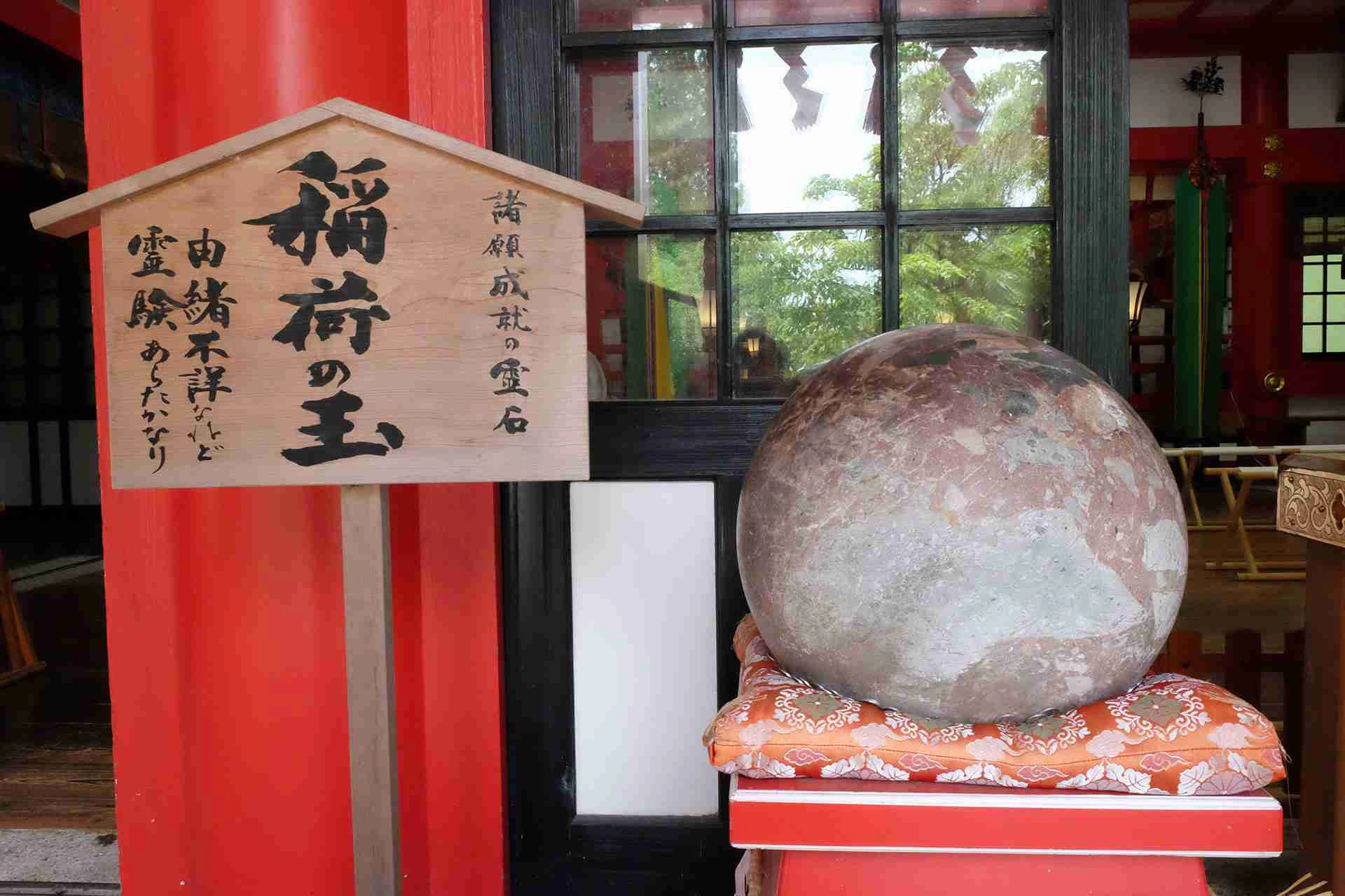 霊石のパワーが宿る神秘的な神社