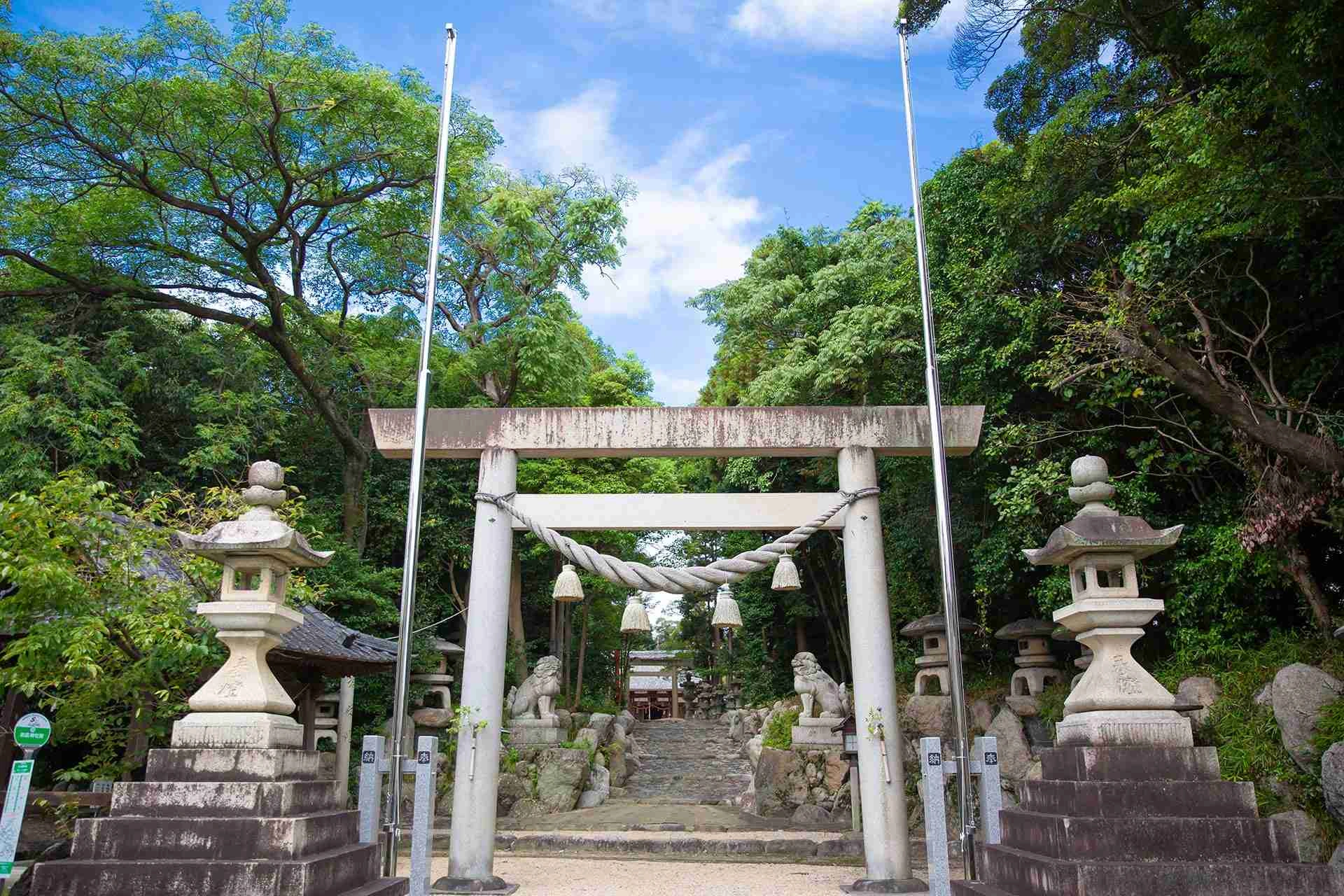 夫婦の絆を鈴音が祝福する神社