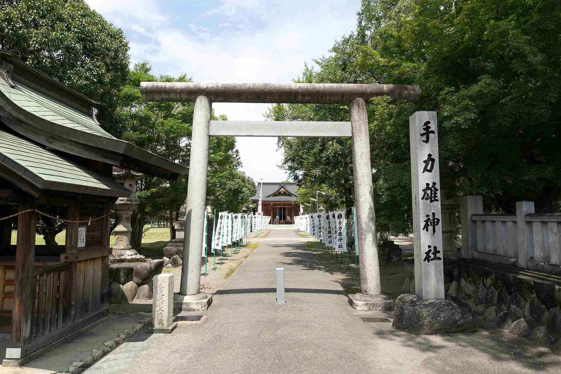 緑の豊かさに包まれた静寂の社
