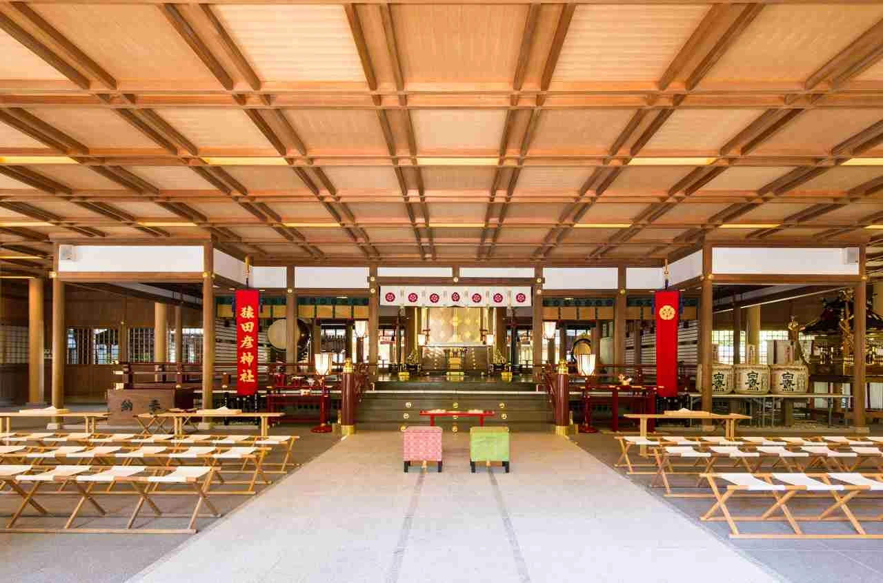 二重破風が印象的な由緒ある社