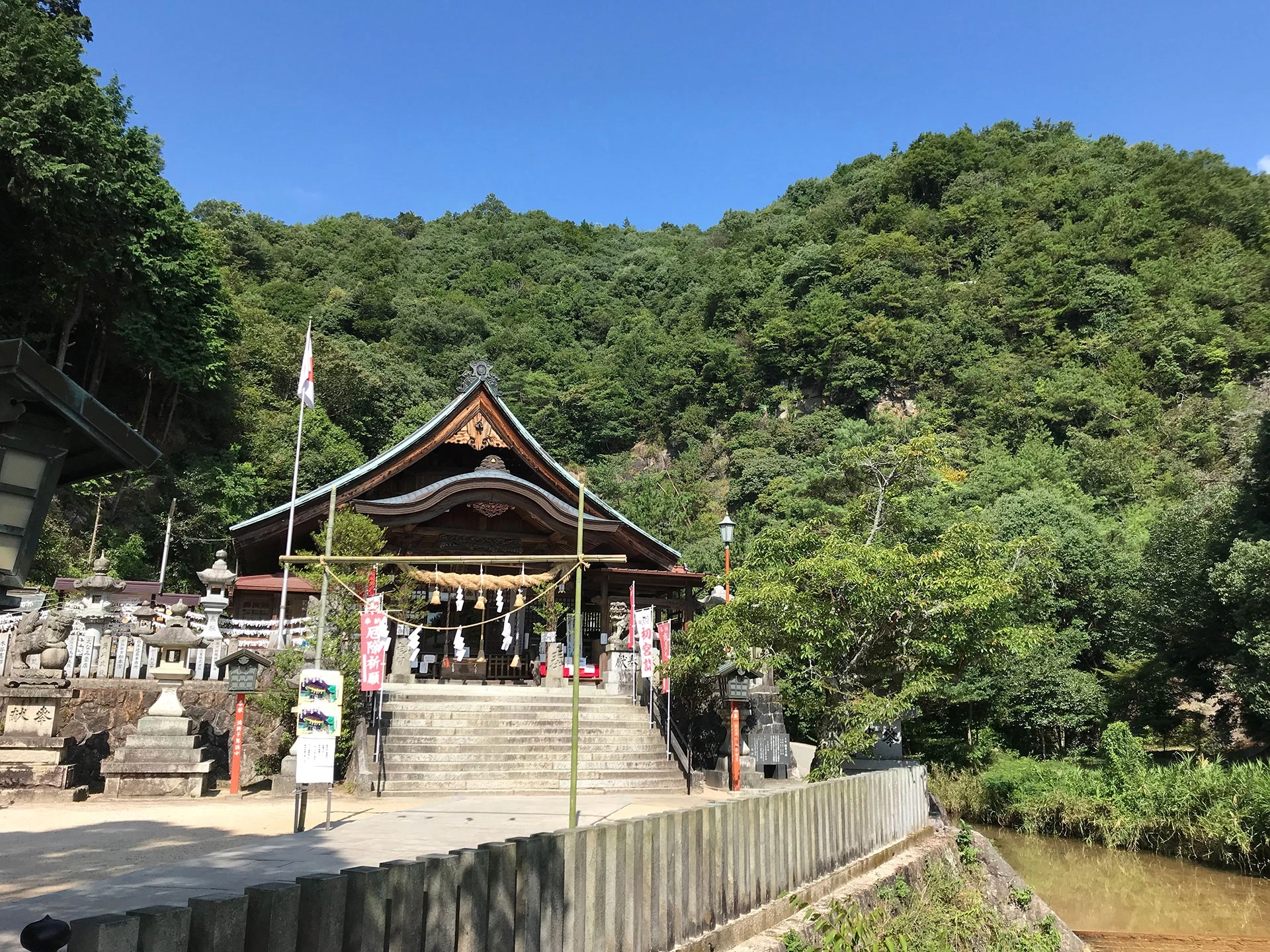 雌雄の滝が祝福する縁結びの社