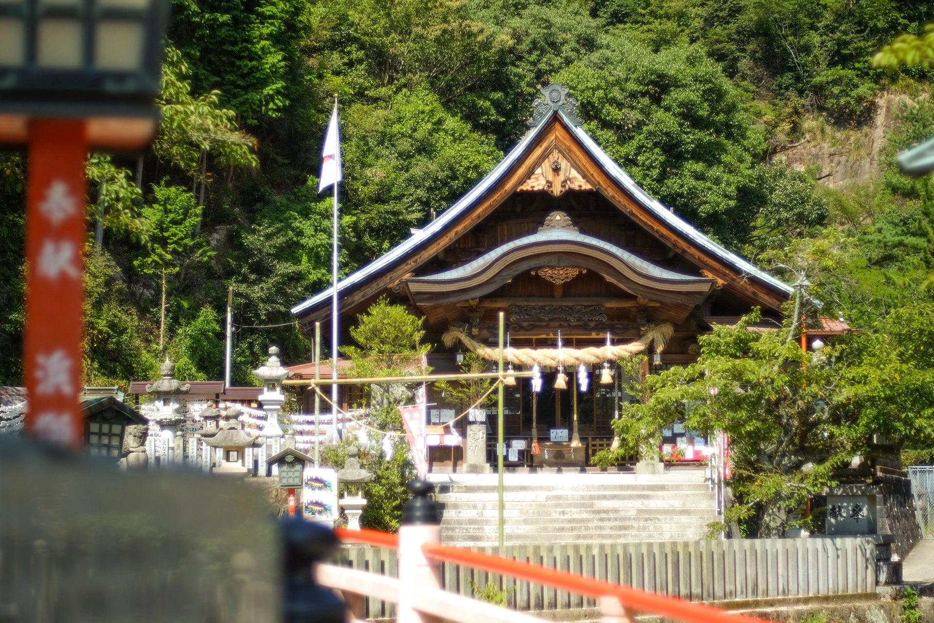 赤い橋が印象的な参進付きの神前式