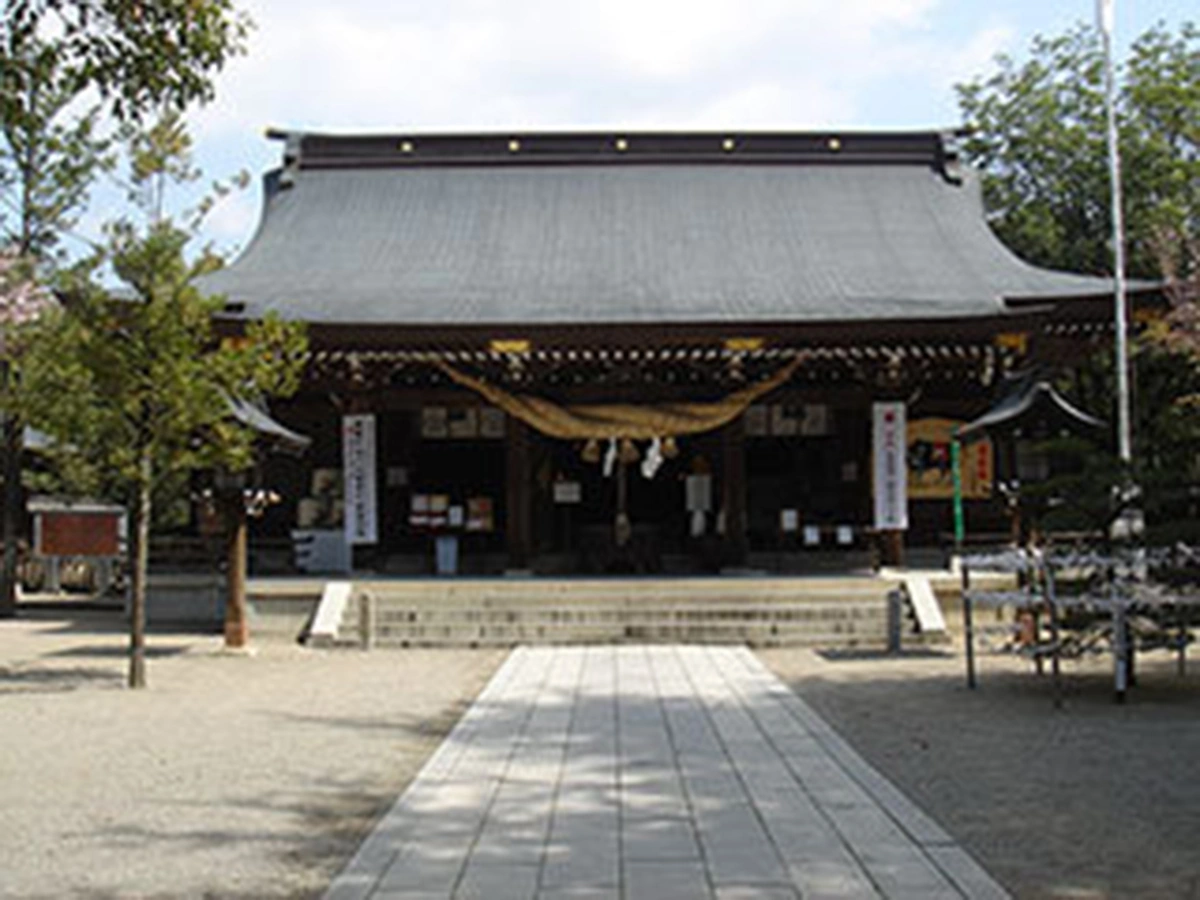 桜つつじ参道が彩る歴史の神社