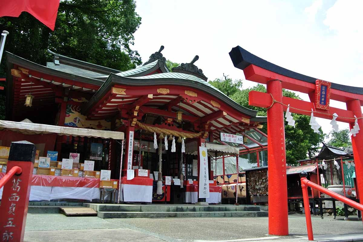朱塗りの美しい拝殿での神前式