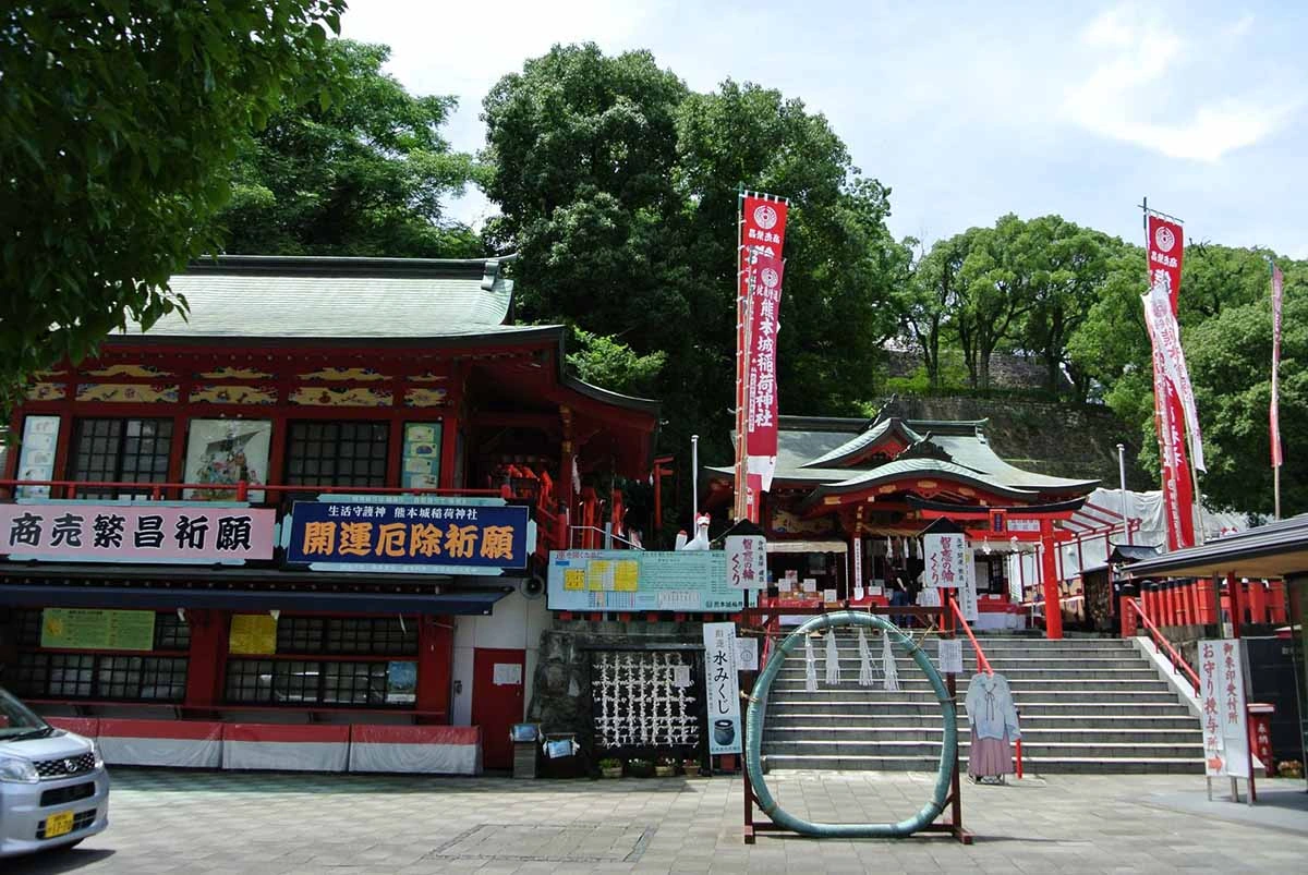 観光名所に囲まれた歴史ある神社