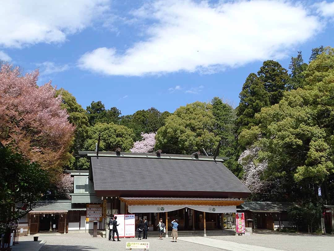 四季の花々が彩る由緒ある神前式