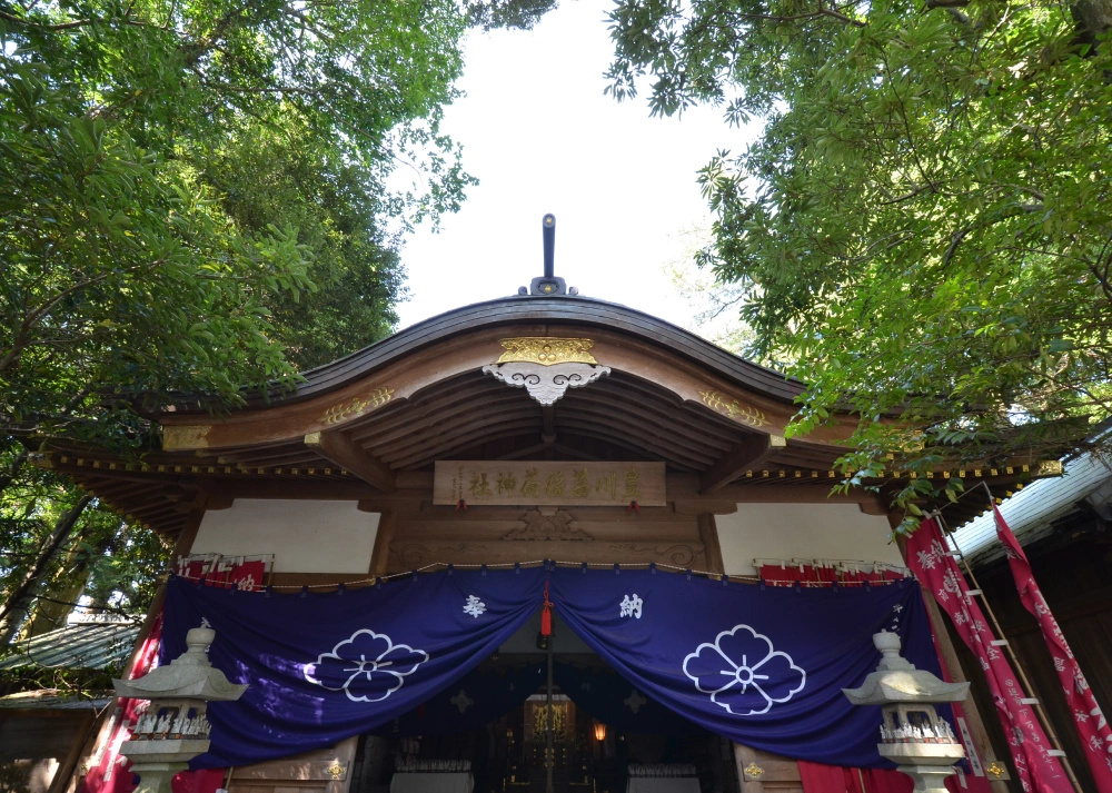 勾玉池に囲まれた豊かな神前式