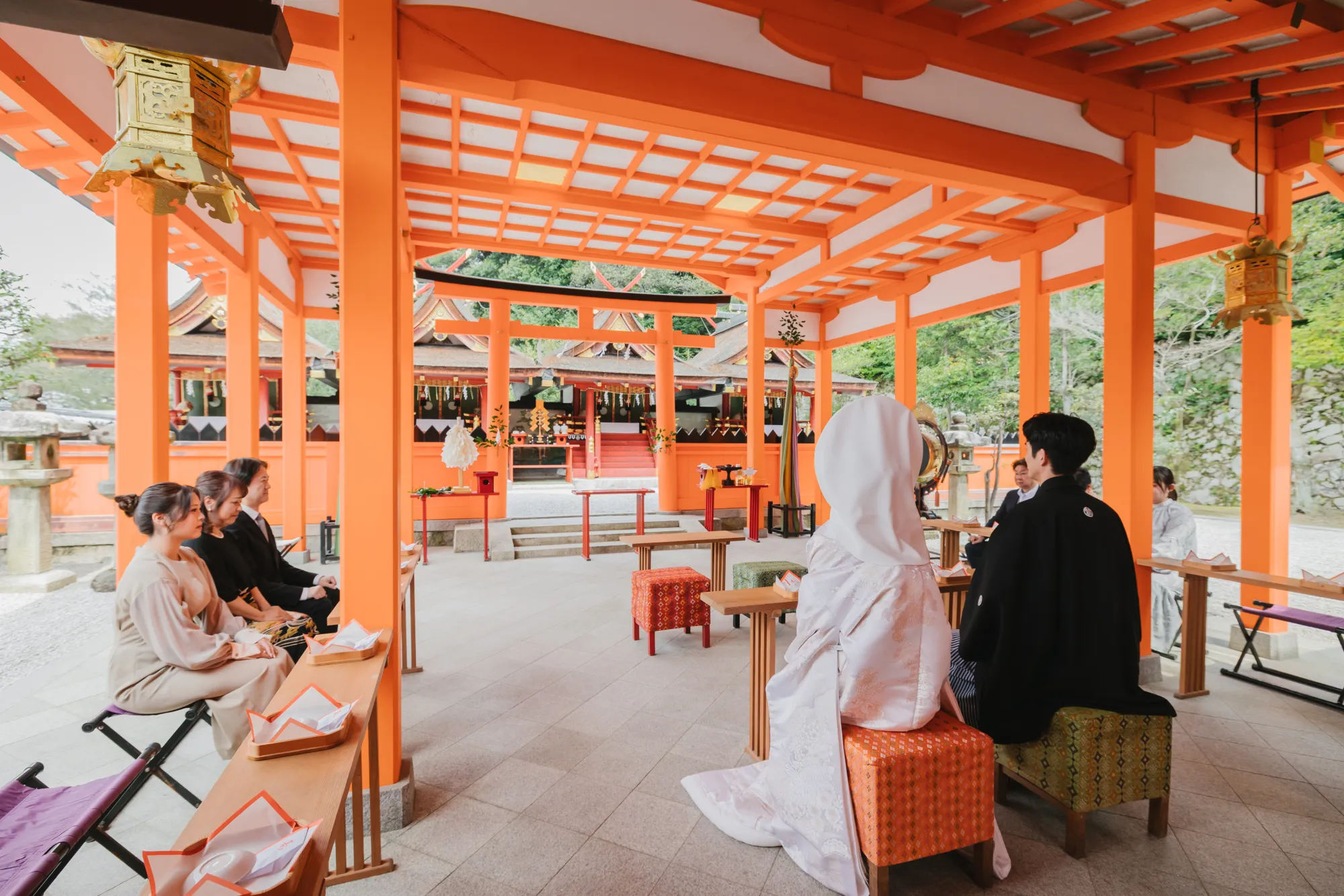 神社の拝殿で挙式に臨むおふたりとご家族