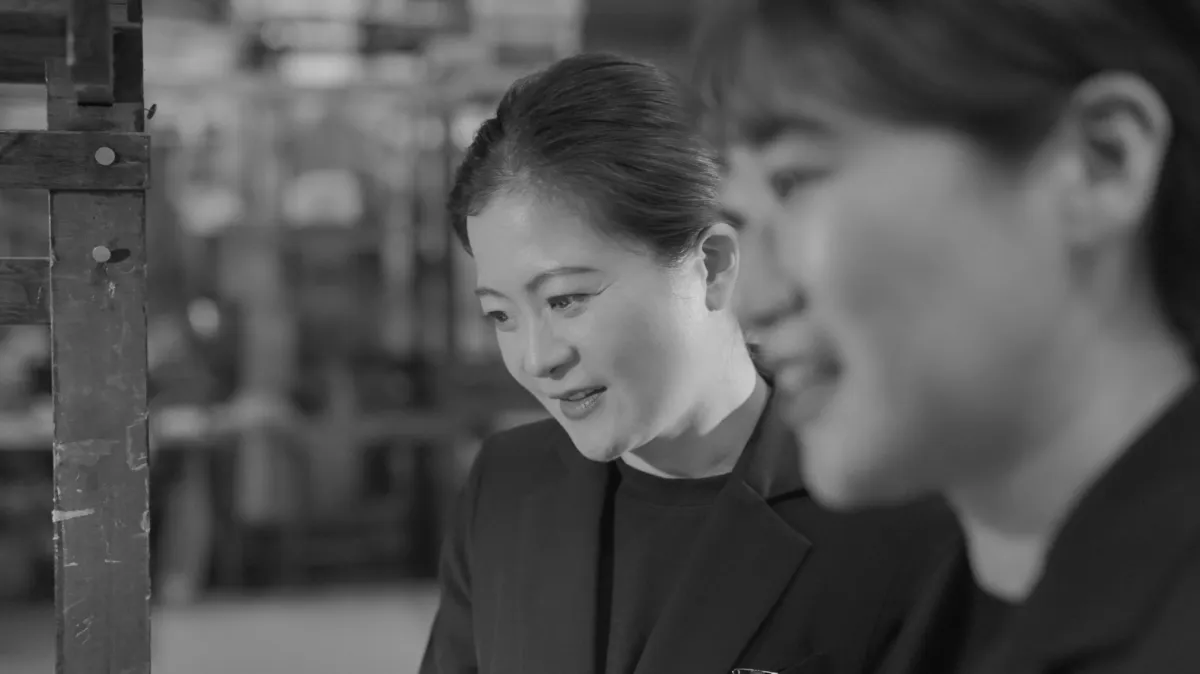 帯の工房で話を聞く橋口
