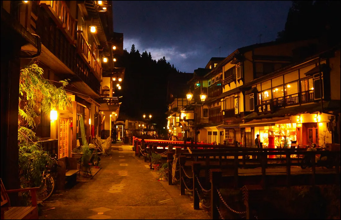 夜の温泉街を散策